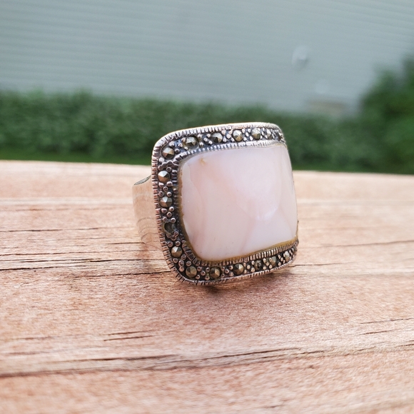 Vintage Mother Of Pearl & Marcasite Cocktail Ring (Size 5 1/2) - Picture 3 of 7